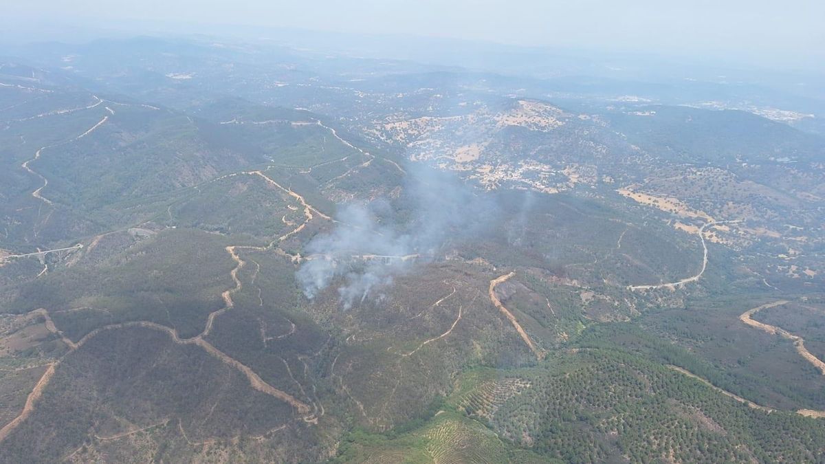 Un incendio obliga a desalojar a 300 personas de tres aldeas en el municipio onubense de Almonaster