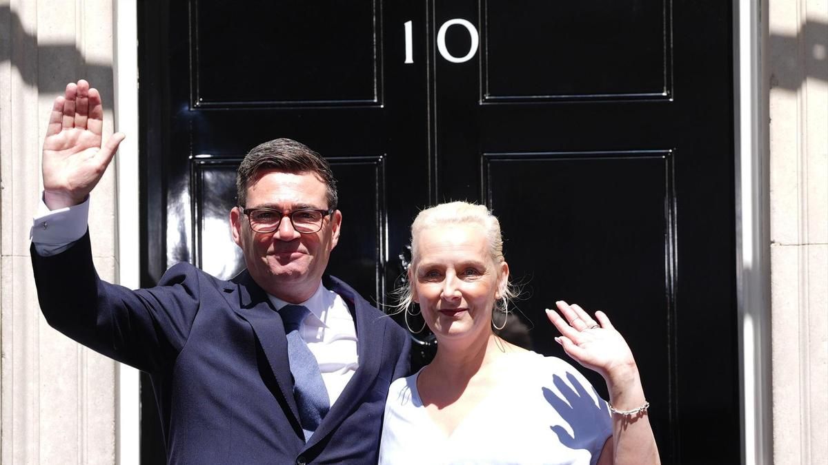 El nuevo primer ministro británico, Andy Burnham, y su esposa, Marie-France van Heel, en Downing Street, este lunes.