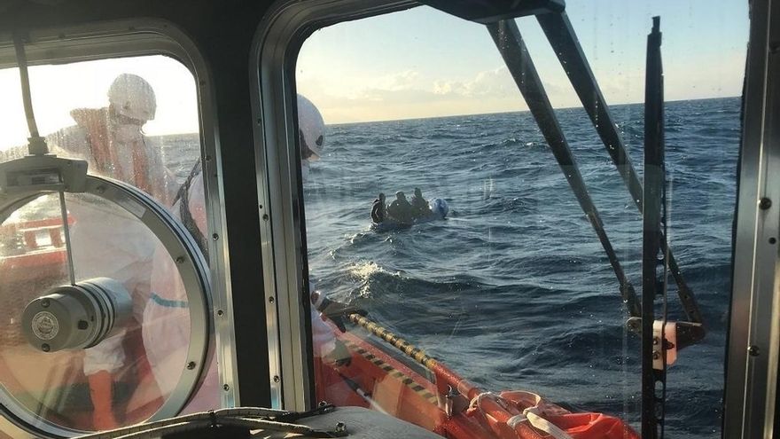 Rescatadas 64 personas, entre ellas una niña, que viajaban en dos pateras con mala mar en Alborán