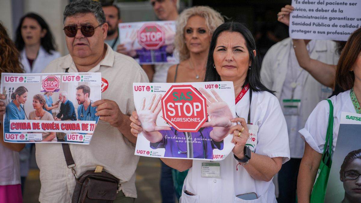 Representantes sindicales se concentran ante las Urgencias del Hospital Reina Sofía para protestar contra las agresiones a profesionales del SAS