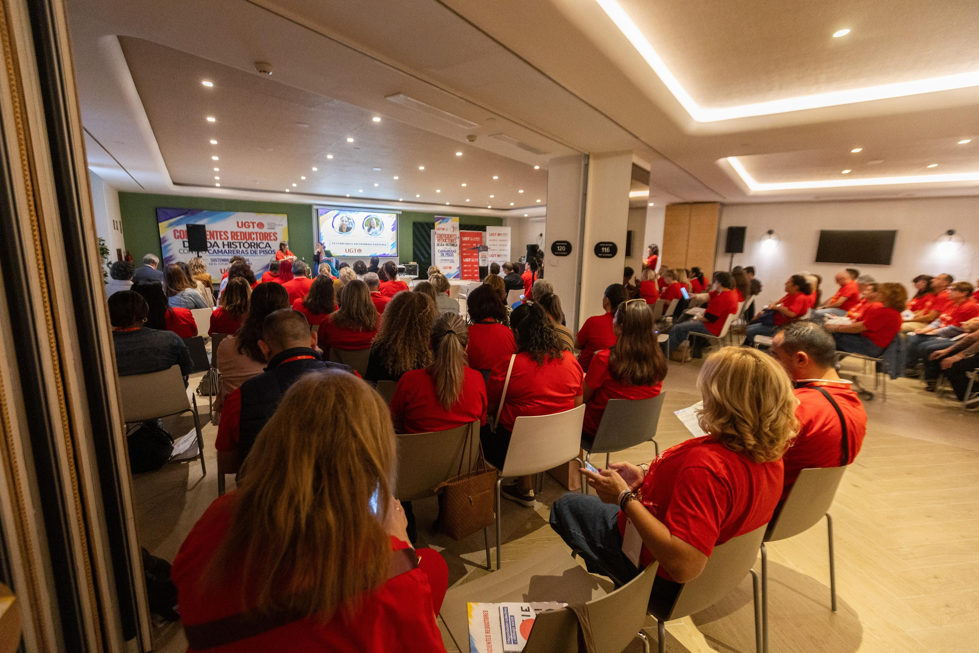 Parte del público que este martes ha asistido a la primera jornada del encuentro 'Coeficientes reductores: una deuda histórica con las camareras de pisos', organizado por UGT