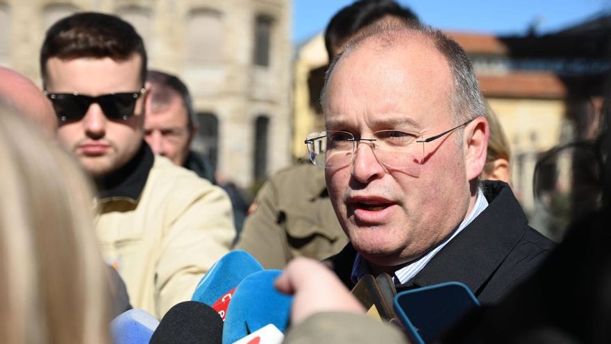 El portavoz del PP en el Congreso de los Diputados, Miguel Tellado, atiende a los medios de comunicación durante su visita de este sábado a León.