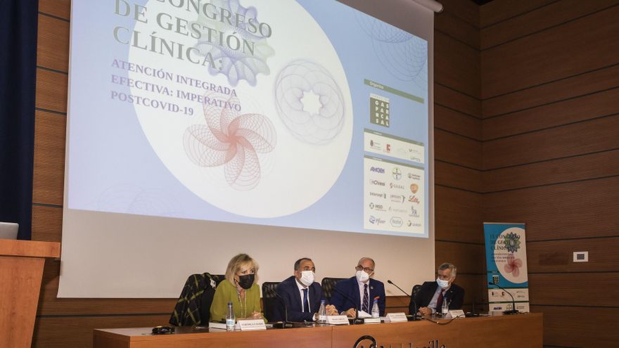 El consejero de Sanidad, Miguel Rodríguez, participa en la sesión de debate con los consejeros de Castilla y León, Verónica Casado, y Galicia, Julio García Comesaña, en el marco del IX Congreso de Gestión Clínica.