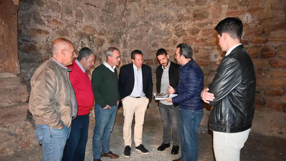 El alcalde de Mula y miembros del equipo de Gobierno visitando la torre ermita de La Puebla