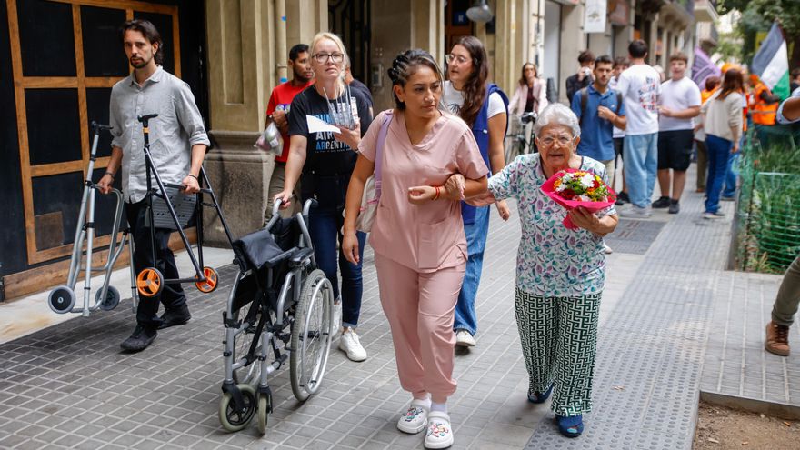 Despedida a una residencia de mayores de Barcelona 'expulsada' por la especulación: "Mi madre lleva sus 94 años en el barrio”