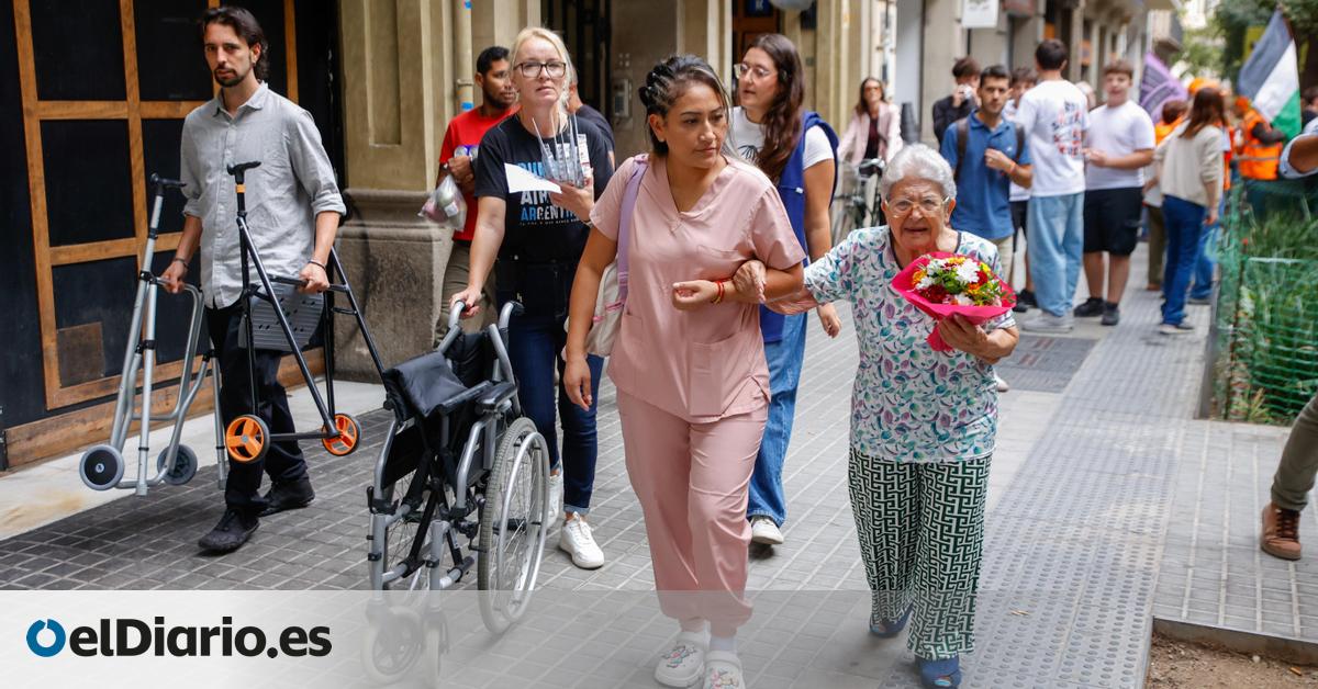 Despedida a una residencia de mayores de Barcelona 'expulsada' por la especulación: “Mi madre lleva sus 94 años en el barrio”