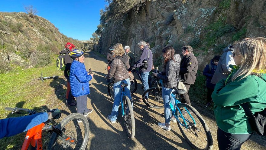 Periodistas y otros invitados hicieron un pequeño recorrido en bicis, algunas de ellas eléctricas