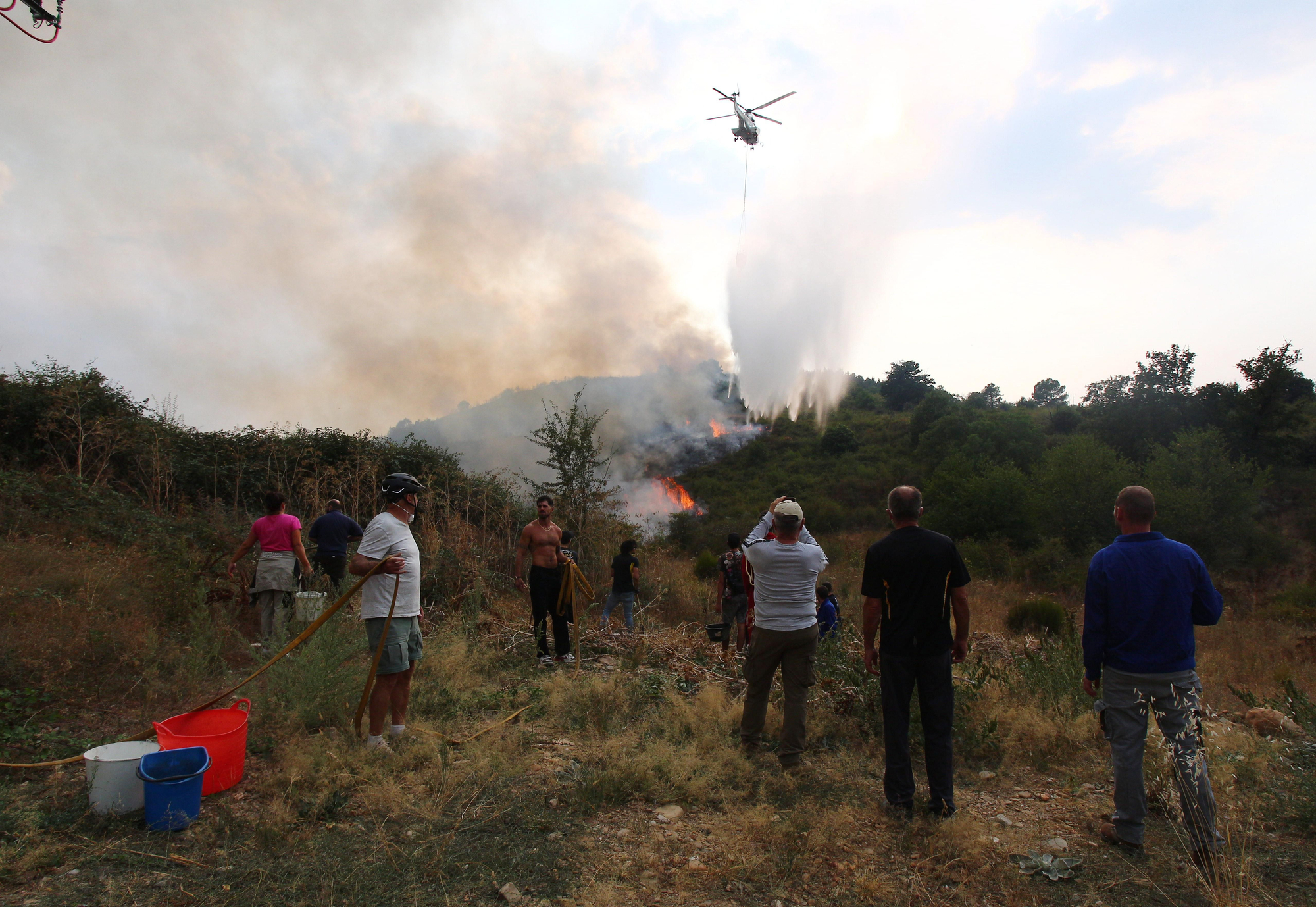 Así lucharon contra el fuego los vecinos de Molinaseca
