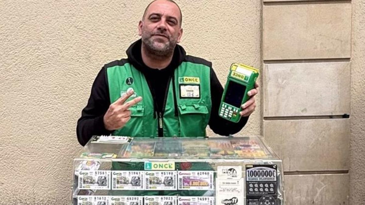 Eduardo Martín, agente vendedor de la ONCE que ha repartido la suerte este fin de semana en Las Palmas de Gran Canaria.