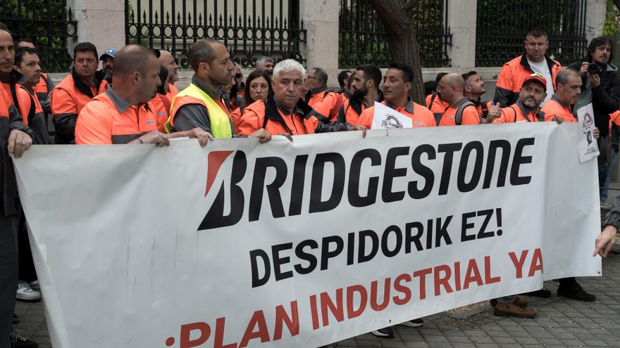 Trabajadores de Bridgestone se concentran frente a la embajada de Japón contra el ERE que afecta a Cantabria y Euskadi