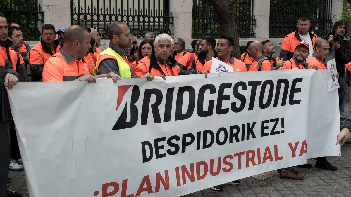 Varios trabajadores de Bridgestone con una pancarta durante una concentración en Madrid  frente a la Embajada de Japón.