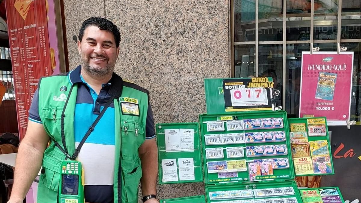 Sebastián Rodríguez, el agente vendedor que repartió el premio.