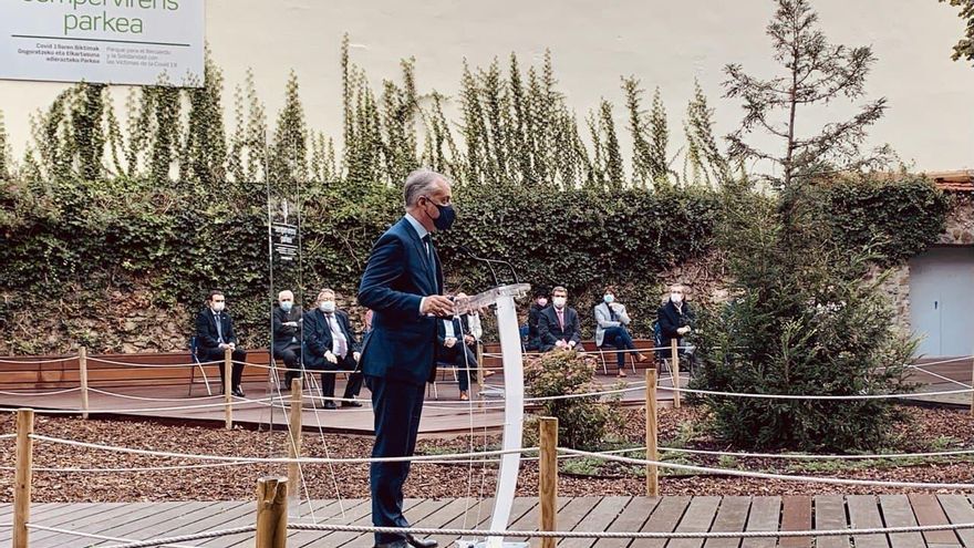 Euskadi vuelve a homenajear a los fallecidos con COVID-19 tras un año con un deceso cada tres horas