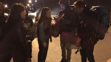 Unos mochileros españoles se encuentran la frontera cerrada y buscan la manera de volver a España.