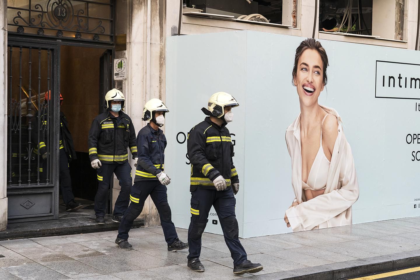 Bomberos y Policía Local desalojaron a los vecinos, atendidos por los servicios sociales municipales para conocer su situación y darles alojamiento en caso necesario. | JOAQUÍN GÓMEZ SASTRE