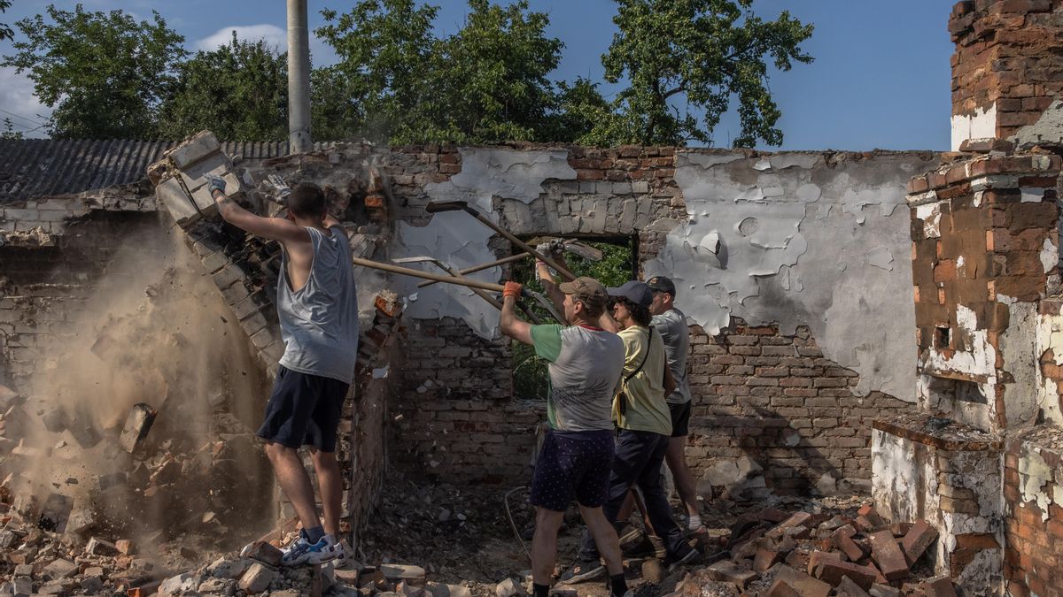 Restos de bombardeos rusos en Ucrania .EFE/EPA/ROMAN PILIPEY ATTENTION: This Image is part of a PHOTO SET