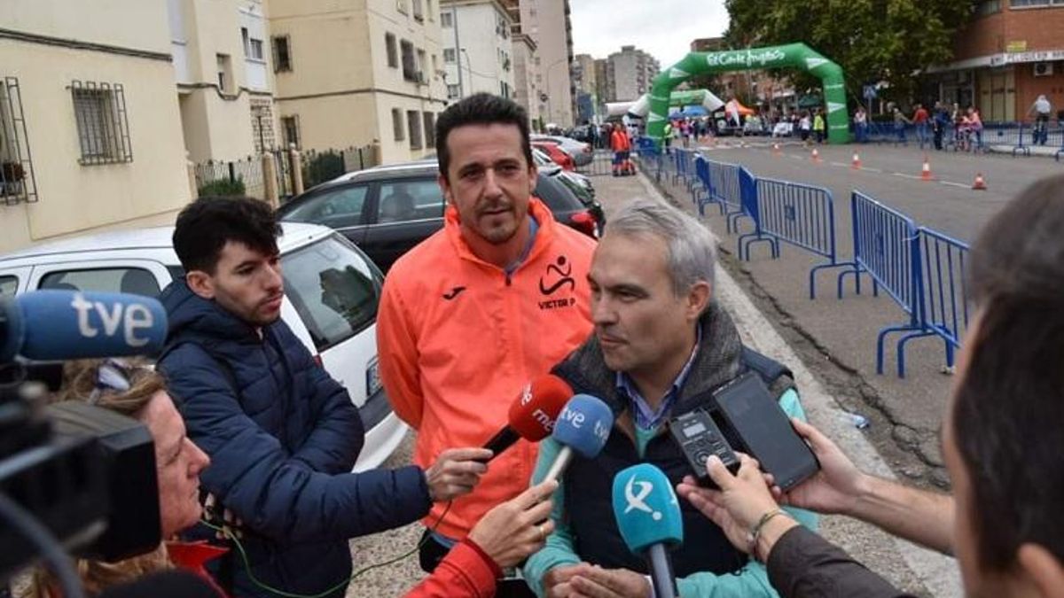 El alcalde de Badajoz, Francisco Javier Fragoso, atiende a los medios