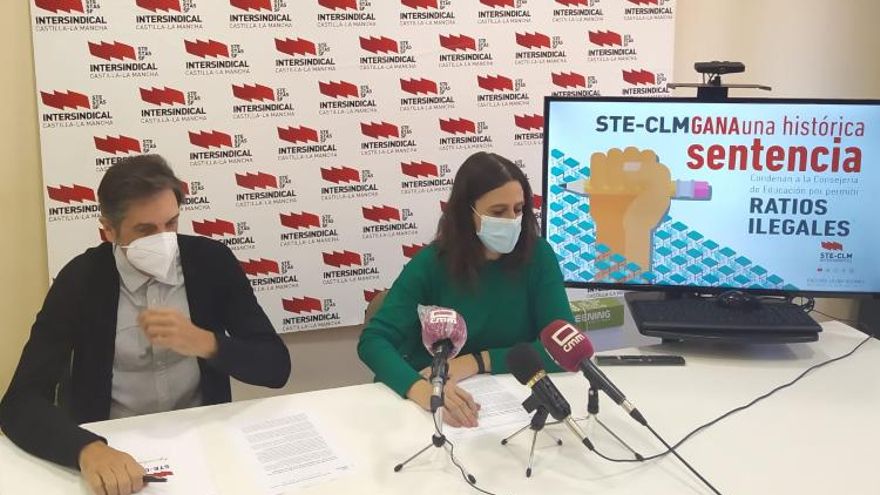 Carlos Reviejo y Sara Merino (STE-CLM) en la rueda de prensa que han ofrecido en Toledo