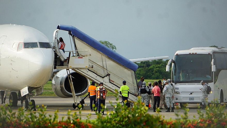 Migrantes deportados de EE.UU. son trasladados a frontera México-Guatemala