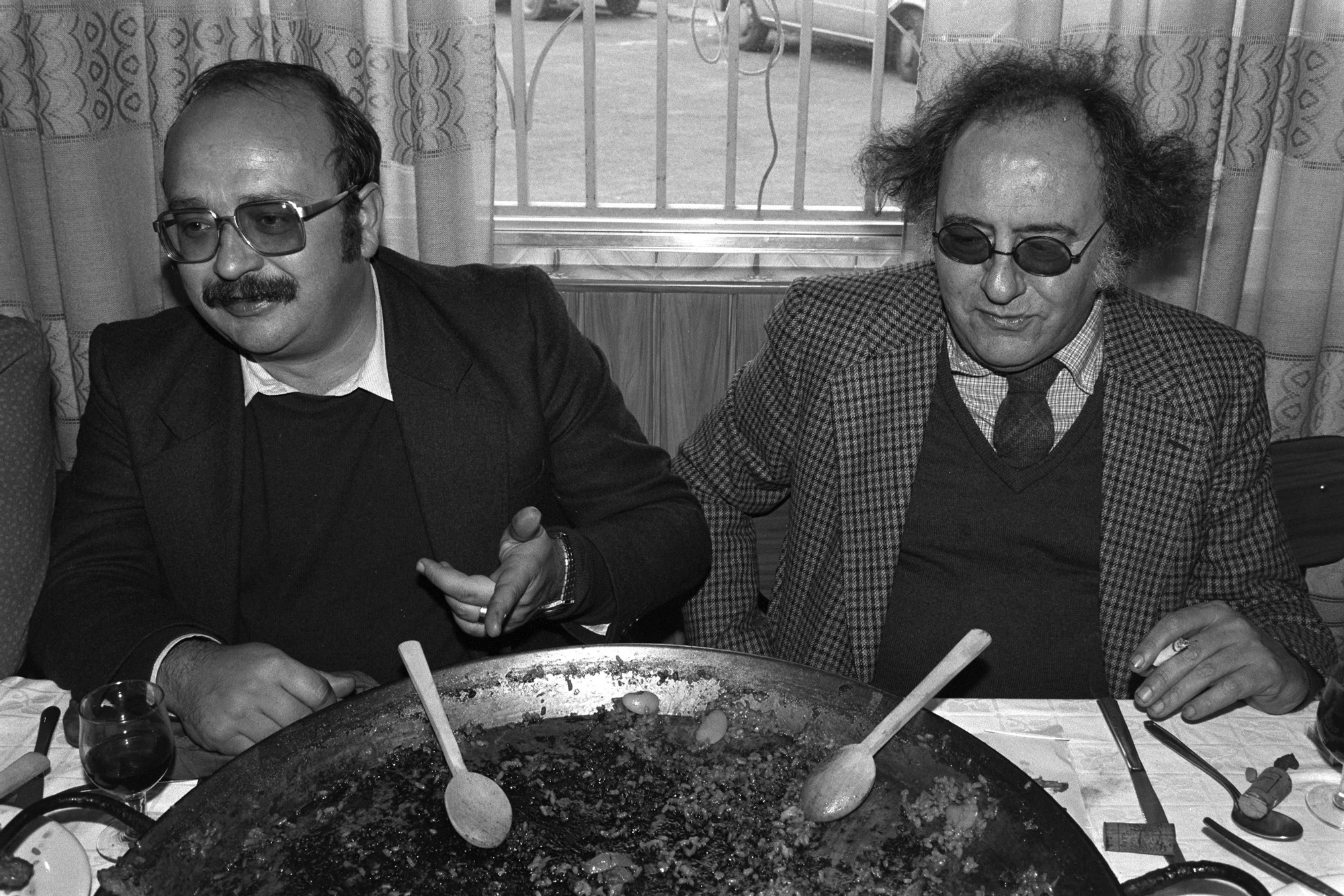 Manuel Vázquez Montalbán y Xavier Domingo tras su declaración como testigos en la querella contra el crítico gastronómico Antonio Vergara.