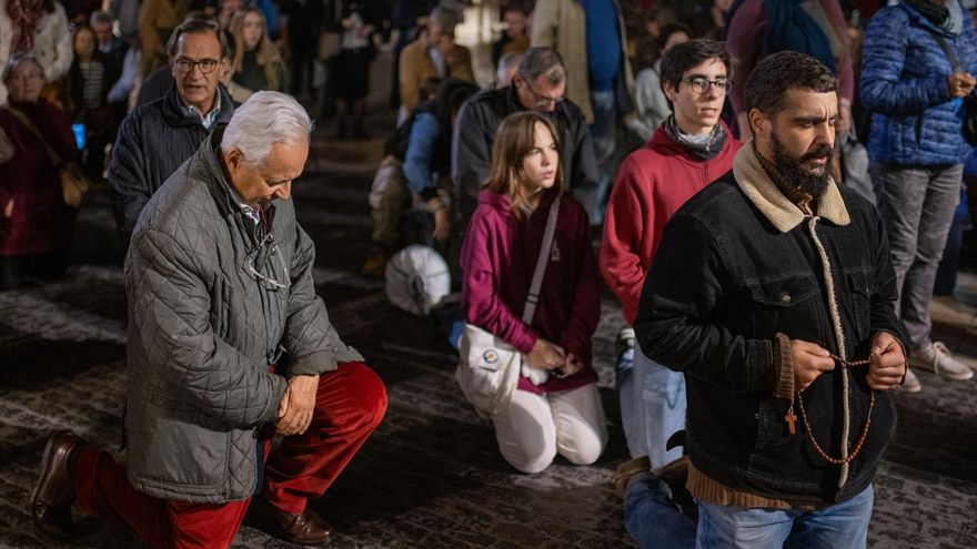 Varias personas rezan el rosario ,en la plaza Sant Jaume de Barcelona, a 18 de noviembre de 2023, en Barcelona
