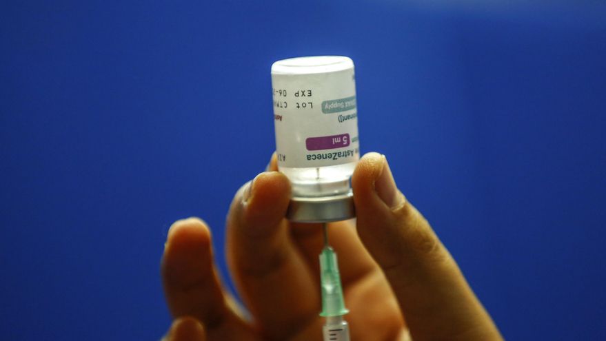 Un equipo de especialistas del Reino Unido ha notificado los tres primeros casos de personas con ictus isquémicos provocados por coágulos en las arterias después de recibir la vacuna de AstraZeneca contra la covid-19. EFE/EPA/AHMAD YUSNI/Archivo