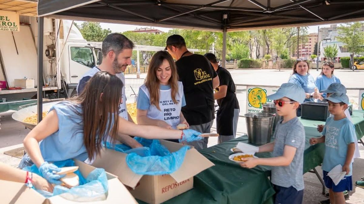 La vicealcaldesa de Murcia, Rebeca Pérez, junto a participantes en el Reto Río Limpio