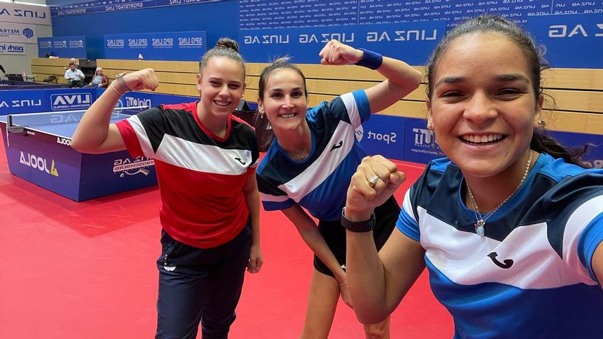 Jugadoras del Museo de la Almendra Francisco Morales celebrando la clasificación.