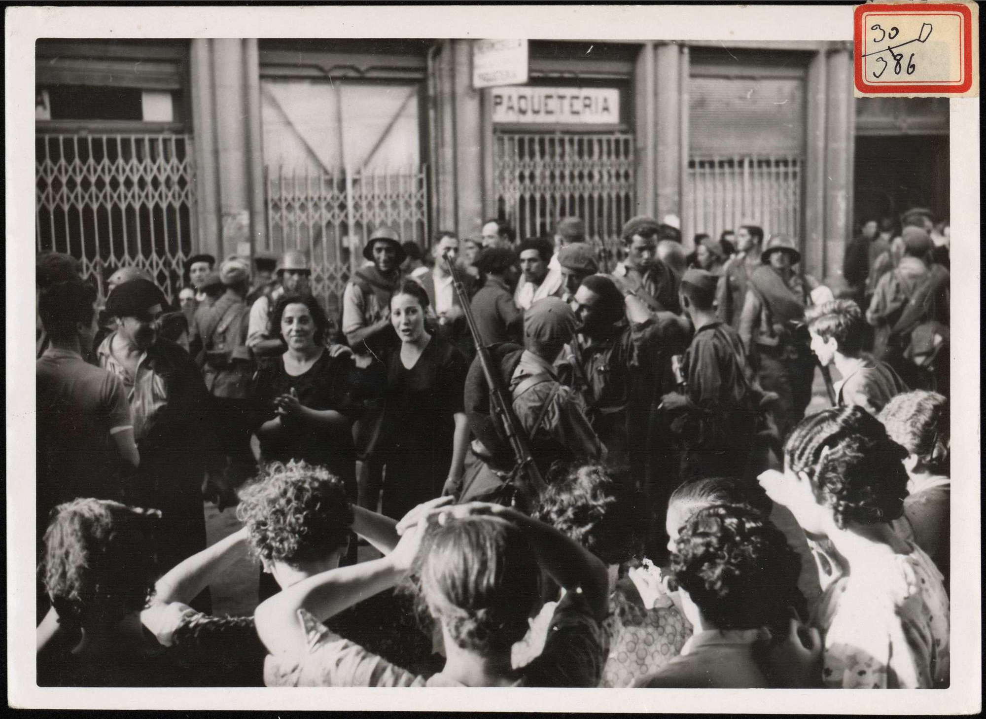 "Fuerzas de requetés llegando a Torrelavega son aplaudidas por el vecindario". 24 de agosto de 1937.