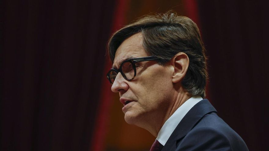 Salvador Illa interviene en el pleno de investidura en el Parlament.