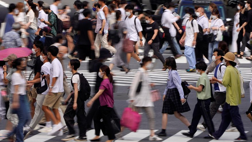 Peatones cruzan calles de Tokio, Japón. EFE/KIMIMASA MAYAM/Archivo
