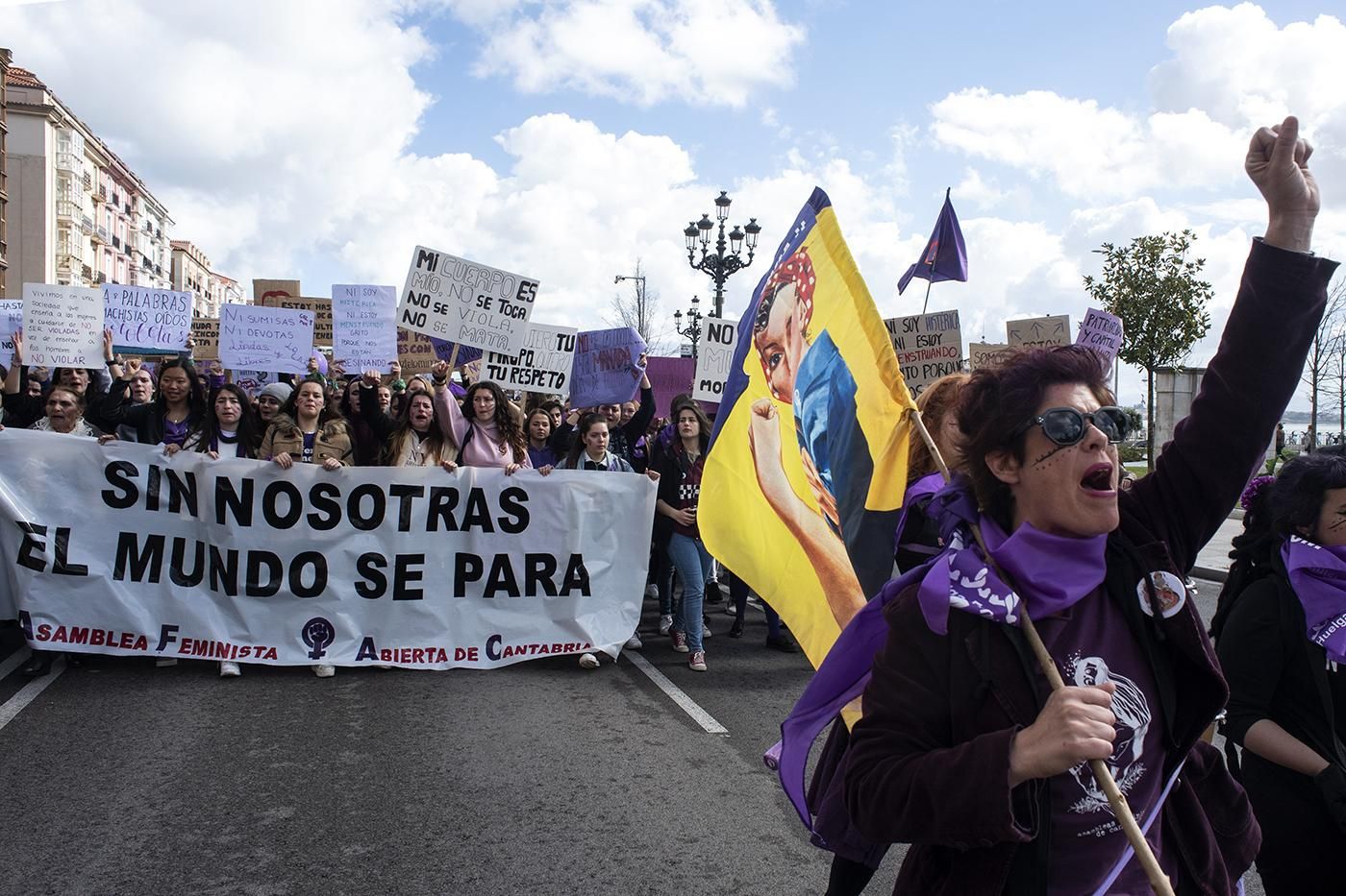 Movilización feminista en Santander durante la jornada de huelga del 8M. | JOAQUÍN GÓMEZ SASTRE