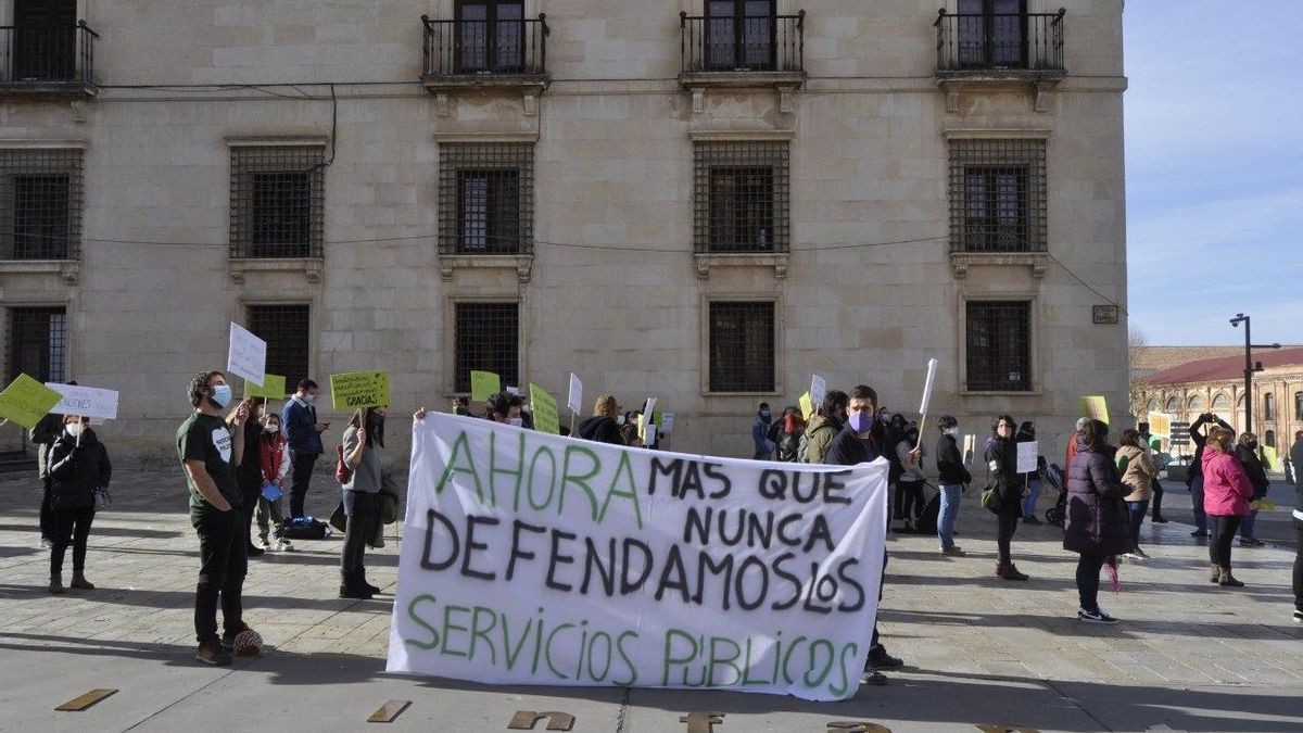 Decenas de personas reclaman contra los recortes en los servicios públicos: "No podemos seguir parados ante el desmantelamiento progresivo"