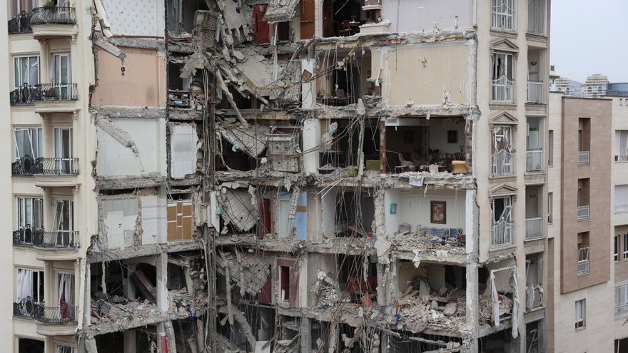 Un edificio residencial dañado por los bombardeos israelíes, este lunes en el norte de Teherán (Irán). EFE/EPA/ABEDIN TAHERKENAREH