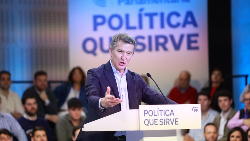 El presidente nacional del PP, Alberto Núñez Feijóo, interviene  durante la clausura de la 27ª Interparlamentaria del PP. A 30 de marzo de 2025, en Sevilla (Andalucía , España).