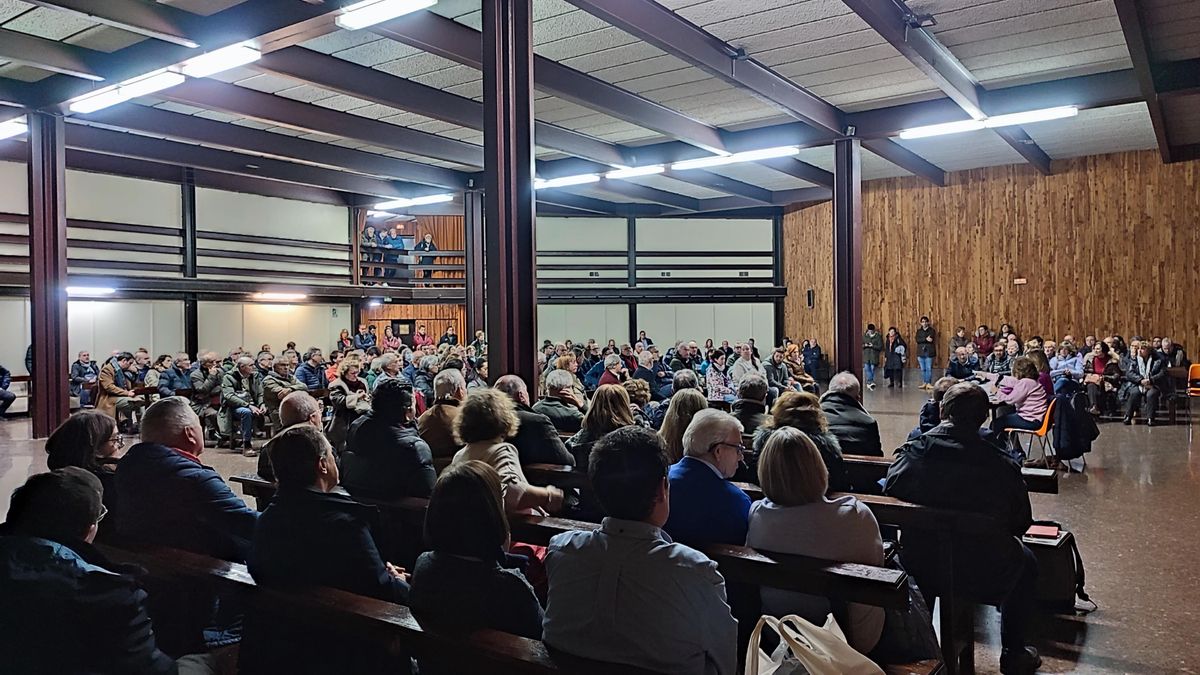 Los vecinos y vecinas de Vía Hispanidad se han reunido este jueves