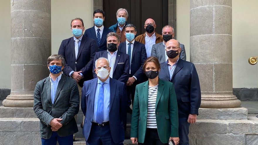 Domingo Martín Ortega, presidente de Asprocan (primero por la izquierda), con representantes de los grupos parlamentarios
