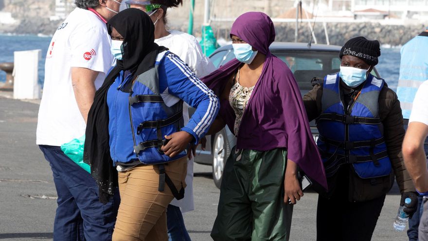 Tres mujeres rescatadas por la Guardamar Polimnia a su llegada al puerto de Arguineguín.