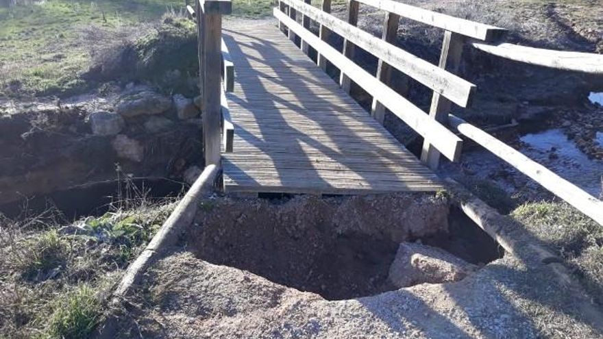 Una pasarela del Carbosillo, afectada por las inundaciones.