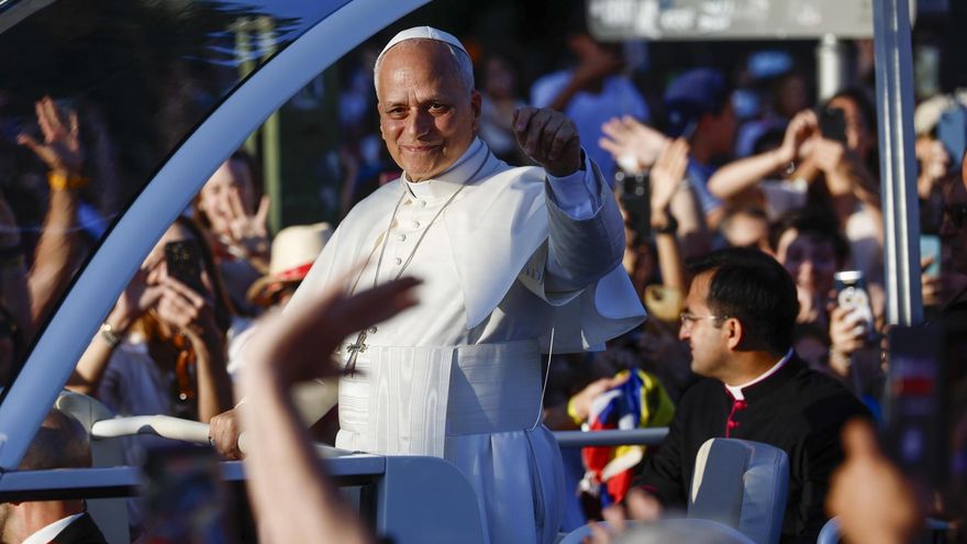 El papa León XIV saluda a los fieles durante su recorrido por Madrid en el papamóvil para dirigirse a la Plaza de Lima.