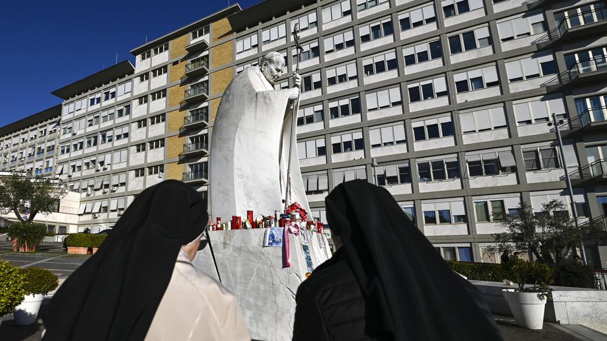 El Papa sufre dos nuevos episodios de insuficiencia respiratoria por acumulación de moco en los bronquios