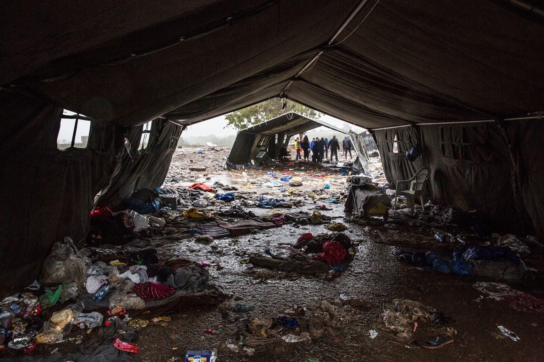 “La falta de servicios básicos tiene ya impacto en la salud y la situación se agravará a menos que se proporcionen rápidamente refugios apropiados, comida caliente y servicios higiénicos en los puntos de registro y de transporte. No podemos esperar a que ocurra una tragedia”, Aurelie Ponthieu, asesora humanitaria de MSF.  Así quedó el punto de tránsito de Berkasovo-Bapska donde miles de personas pasaron horas sin apenas cobijo a la espera de la apertura de la frontera croata. Fotografía: Anna Surinyach/MSF