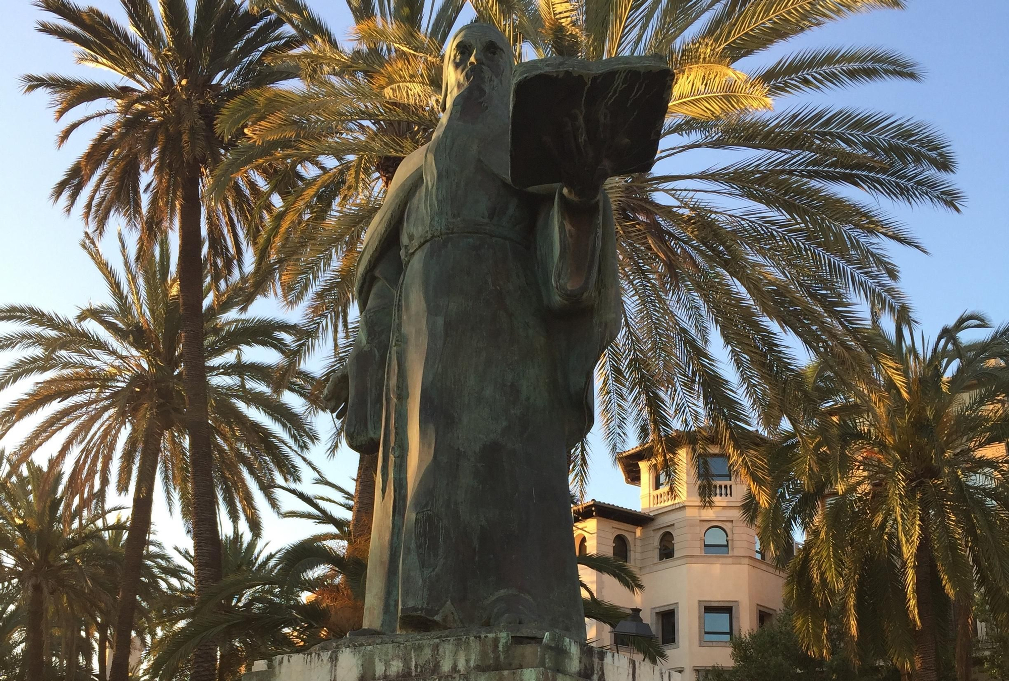 Monumento en el paseo marítimo al erudito mallorquín Ramón Lluch, pionero del catalán escrito.