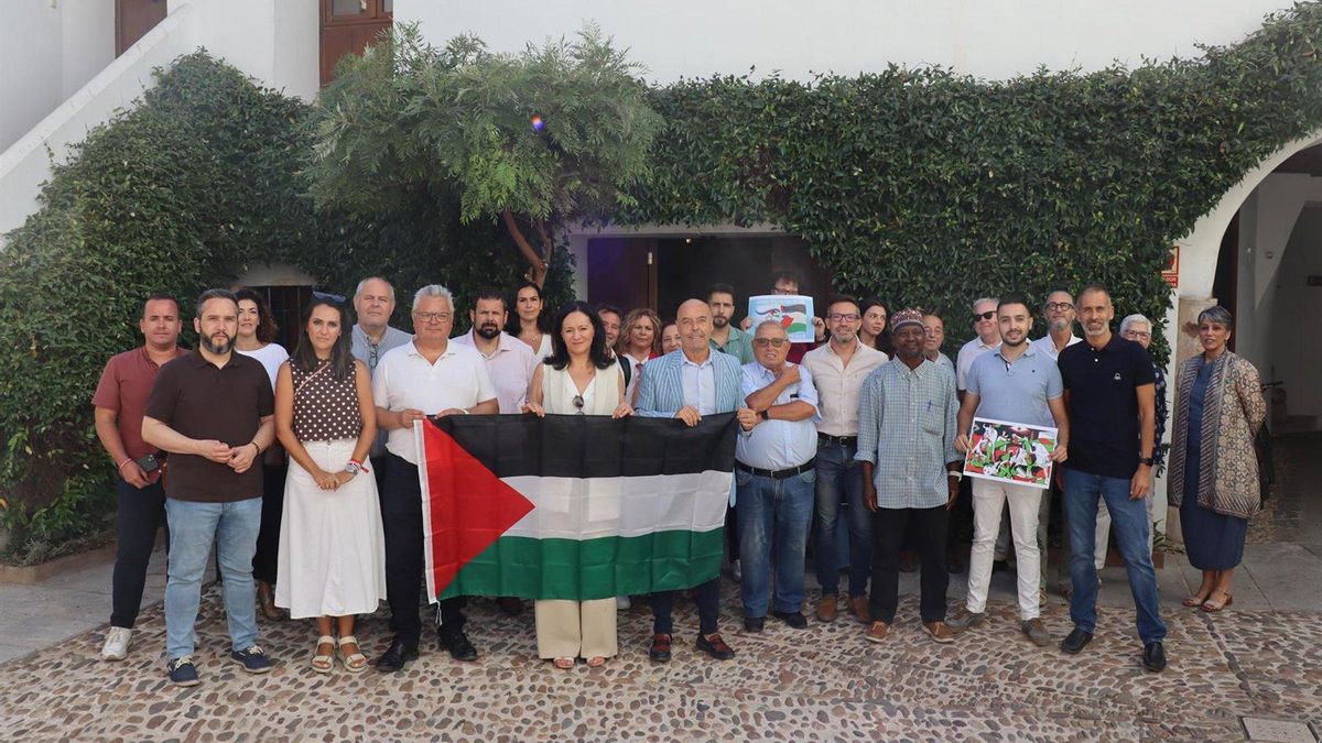Rafi Crespín, Antonio Hurtado, concejales, diputados provinciales, miembros de Juventudes Socialistas y representantes del Instituto Halal posan con la bandera palestina.