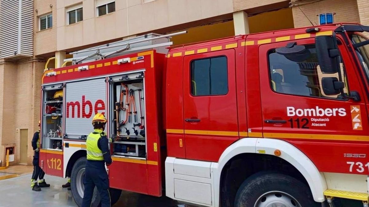 Seis atendidos por inhalar humo en el incendio de unas viviendas sociales de Alicante