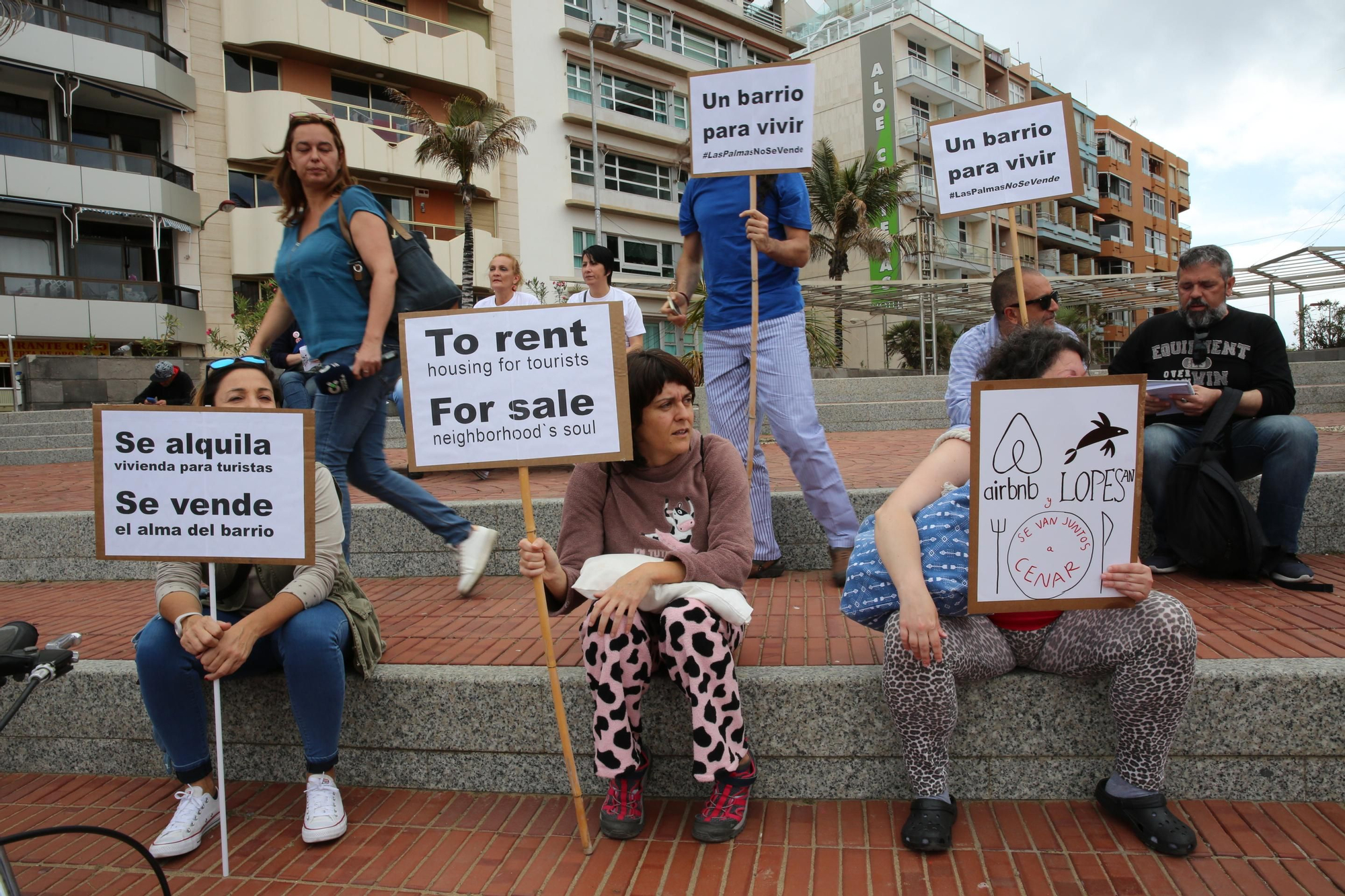 Asistentes a la protesta contra el alquiler vacacional de Las Palmas de Gran Canaria