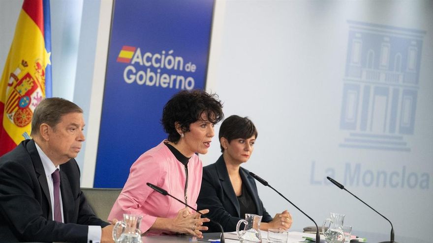 El ministro de Agricultura, Luis Planas, la ministra de Inclusión, Seguridad Social y Migraciones, Elma Saiz, y la ministra de Vivienda, Isabel Rodríguez, durante una rueda de prensa tras el Consejo de Ministros, a 20 de octubre de 2026, en Madrid (España).