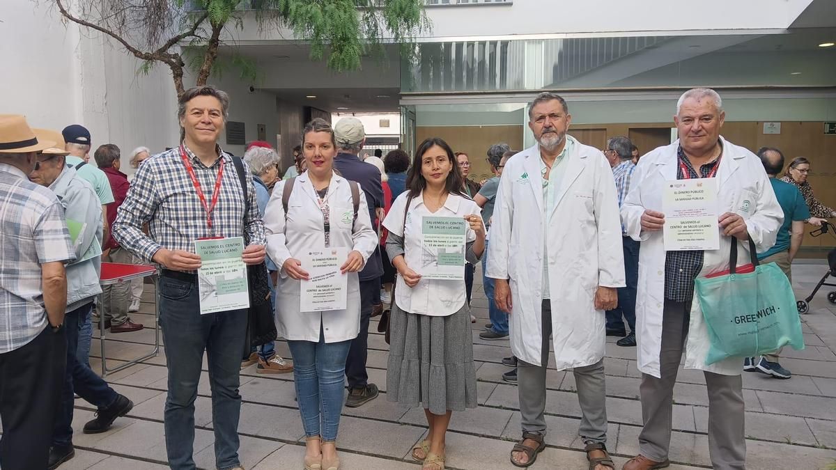 Usuarios y profesionales en la protesta en el centro de salud Lucano.