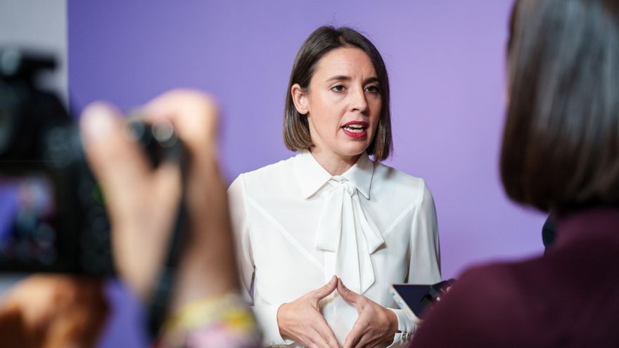 La secretaria política de Podemos, Irene Montero, atiende a los medios antes de un acto de Podemos, a 7 de noviembre de 2025, en Madrid (España). Los dirigentes de Podemos han participado en un acto llamado ‘Nacionalizar Repsol’.