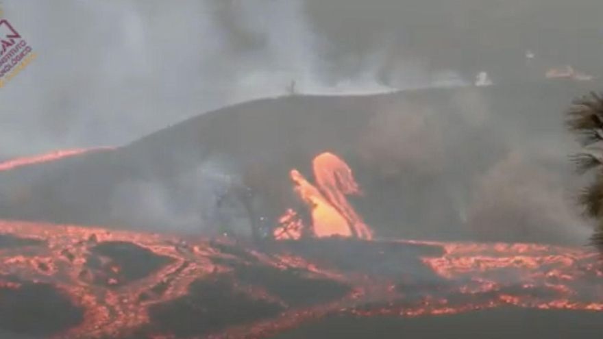 Involcan confirma la aparición de una nueva boca eruptiva al sur del cono del volcán en La Palma